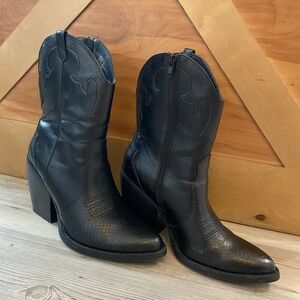 Mix 6 Bryson Cowboy Boots Sz. 8